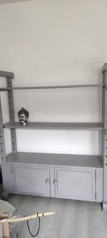 GRATIS! Grijze houten boekenkast met deuren en planken