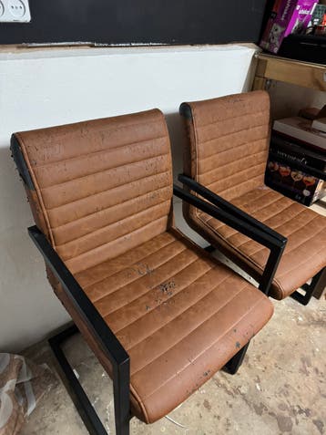 Twee (2) gratis eetkamer stoelen bruin/zwart metaal