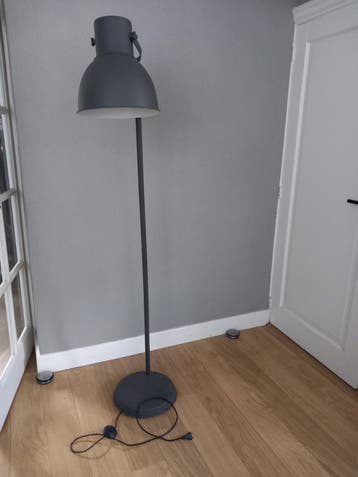 Moderne grijze vloerlamp - perfect voor elke kamer