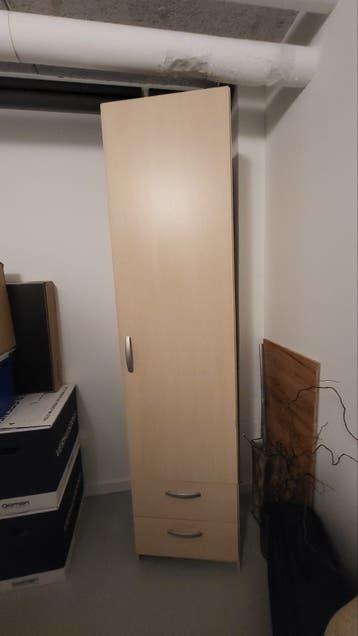 Lichte houten kast met planken en lades