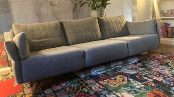 Comfortabele 3-zitsbank met hocker, grijs stof