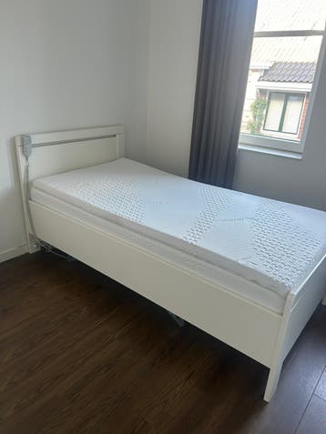 Verstelbaar eenpersoonsbed met matras