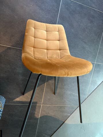 Comfortabele okergele eetkamerstoel (broken)