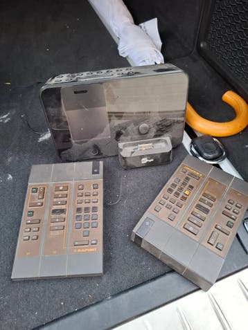 Wekkerradio met telefoon oplader - voor onderdelen/reparatie