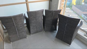 4 Gebruikte tuinstoelen met scheuren bij armleuningen