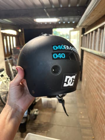 Gratis: Zwarte BMX/Skate Helm met Stickers
