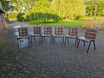 6 eetkamerstoelen, 3 met beschadigde bekleding