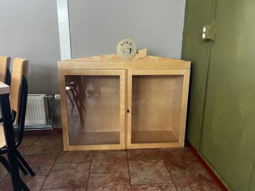 Houten vitrinekast met glazen deuren