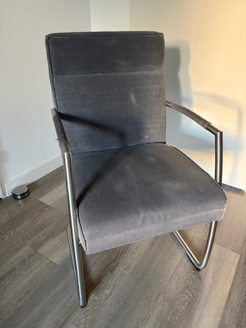 Gratis - 4 gebruikte eetkamerstoelen met armleuning