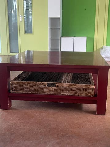 Rode salontafel met rieten mand