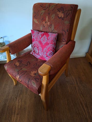 Comfortabele fauteuil met bloemenpatroon