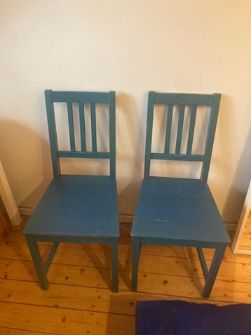 Twee houten blauwe eetkamerstoelen