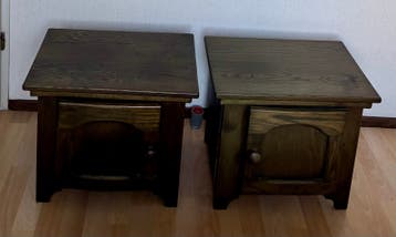 Twee massief houten kastjes