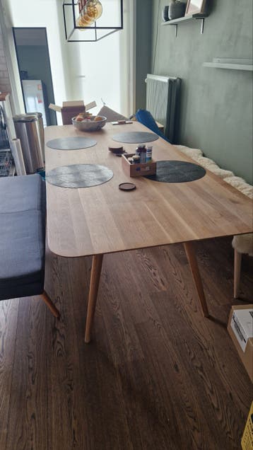 Eettafel - 220 cm lang, lichte vlekken