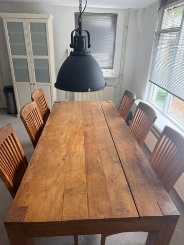 Degelijke houten tafel, met 6 houten stoelen