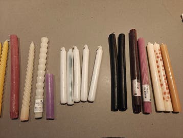 Diverse dinerkaarsen in verschillende kleuren