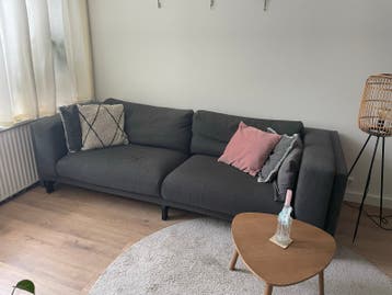 Gratis! Comfortabele donkergrijze bank