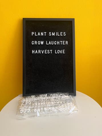 Letterbord met witte letters erbij