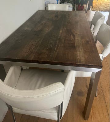 Eettafel met metalen onderstel en eikenhout blad