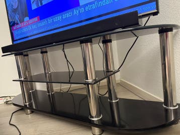 Gratis af te halen: glazen tv-meubel / tv-standaard