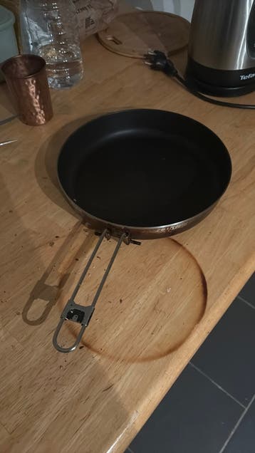 Handige koekenpan met inklapbaar handvat
