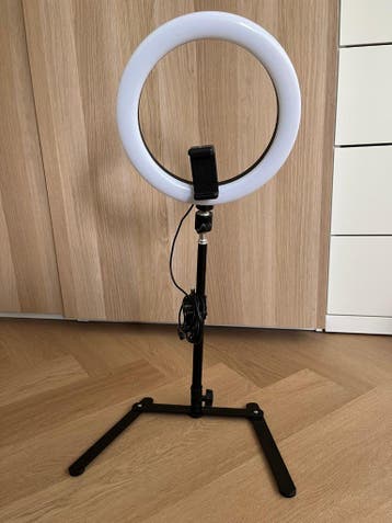 Standing ring light