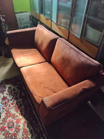 Gratis. Comfortabele  3-zits bank in warme terracotta kleur