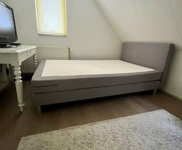 Nette boxspring 1.40 x 2.00 gratis af te halen