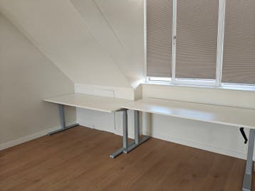 Gratis: twee bureaus, in hoogte verstelbaar.