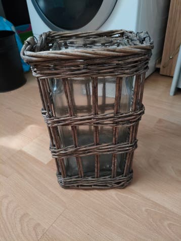 Decoratieve rieten mand met glazen vaas