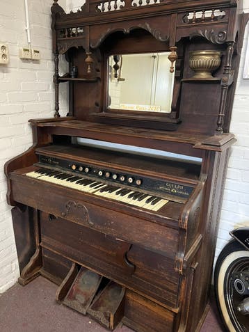 Oud orgel mancave