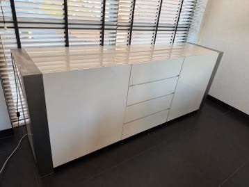 Mooi wit hoogglans dressoir en bijpassende ronde kast