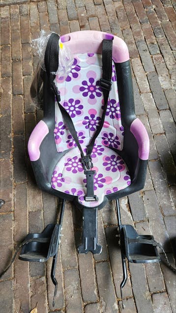 Bobike fietsstoeltje achterop de fiets.