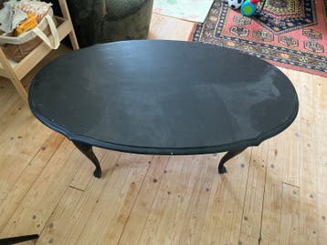 Gratis Ovale zwarte salontafel met sierlijke poten