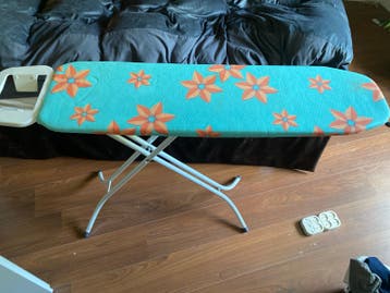 Strijkplank met vrolijk bloemenpatroon