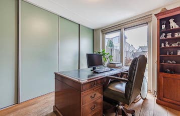 Grote kast met schuifdeuren en lades