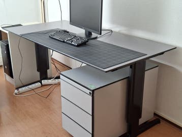 Bureau met ladenkast