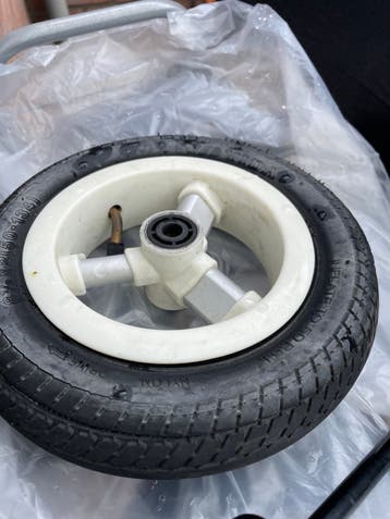 Gezocht:Wiel met band voor kinderfiets of kar