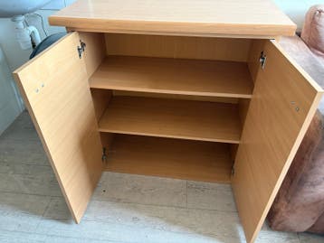 Praktische houten kast met twee deuren en planken