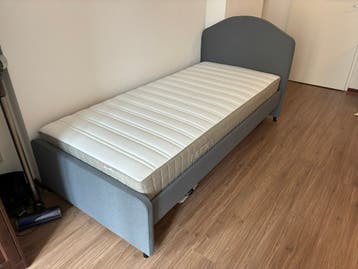 IKEA Eenpersoonsbed 90 cm met zacht hoofdbord
