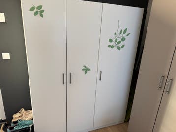 Witte kledingkast met 3 deuren
