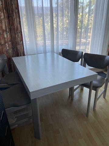 eetkamertafel met 4 stoelen (gratis)