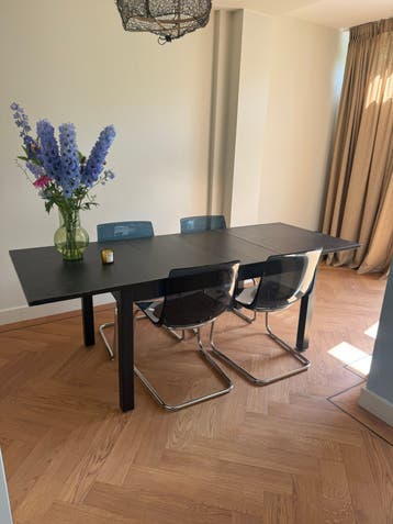 Gratis IKEA BJERSTA uitschuifbare eettafel zwart (222 cm)