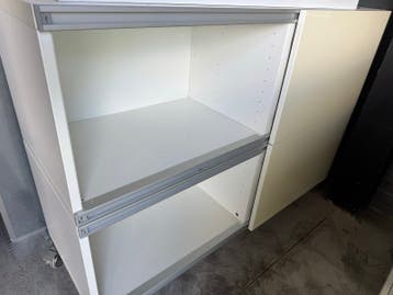 2x Witte kast met schuifdeuren en wieltjes ikea besta