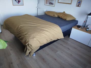 2-persoons boxspring 140x200 met matras en dekbed