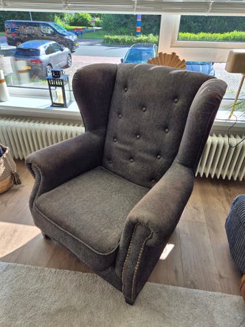 Donkergrijze fauteuil, gebruikt, met kattenkrabsporen