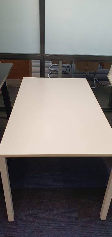 2 kantinetafels en 12 stoelen
