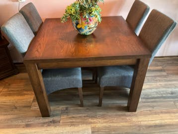 Eikenhouten eettafel met 4 stoelen,kast 3 tafels ,tv meubel