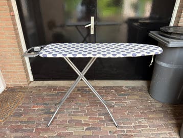 GRATIS strijkplank met stippenpatroon - Gebruikt