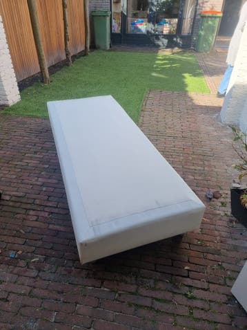 2 witte boxspringen